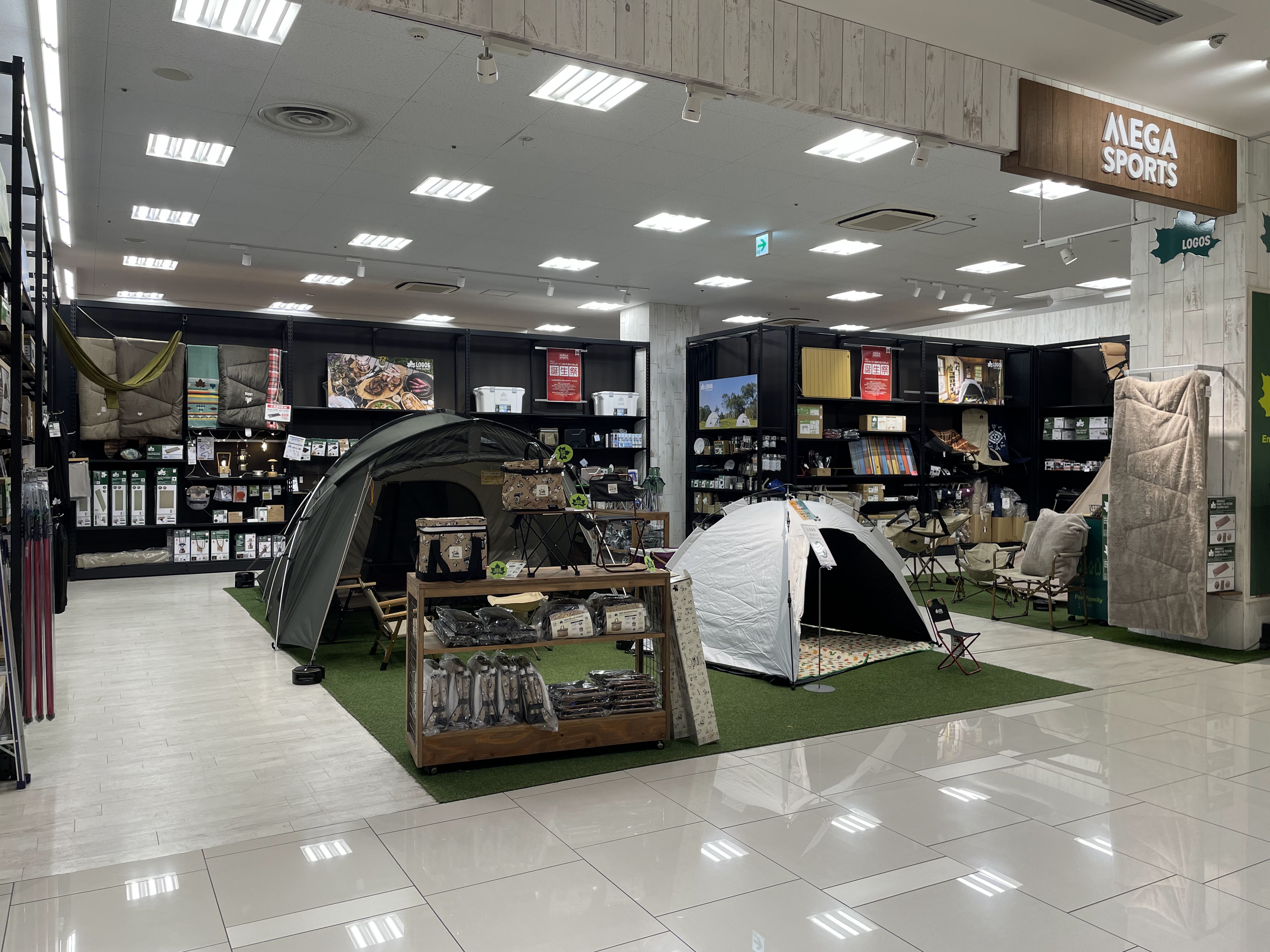 LOGOS STORE メガスポーツ 幕張新都心店